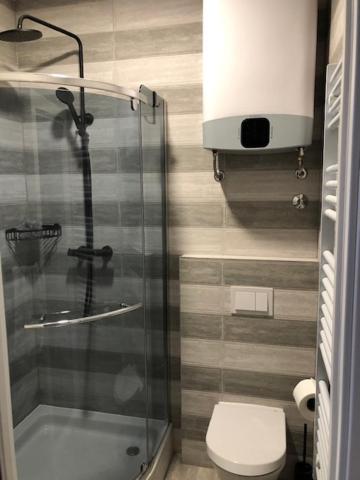 Bedroom With Bathroom Shower Split Extérieur photo
