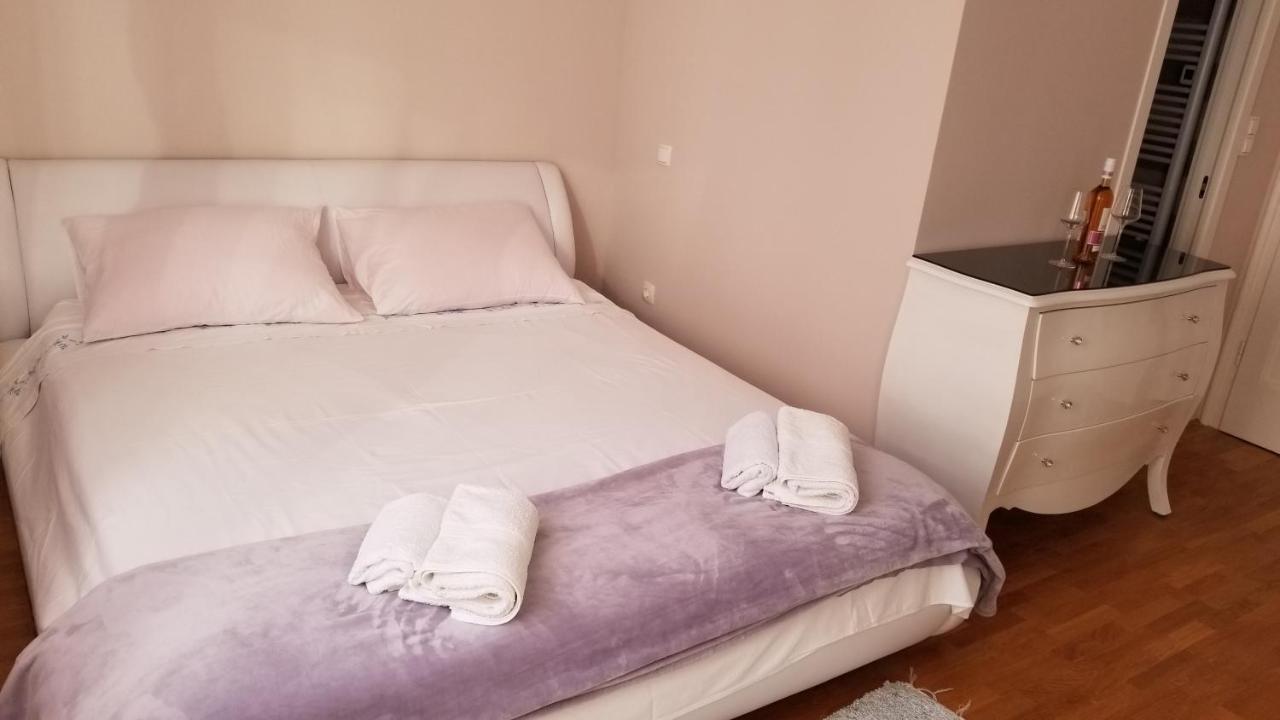 Bedroom With Bathroom Shower Split Extérieur photo