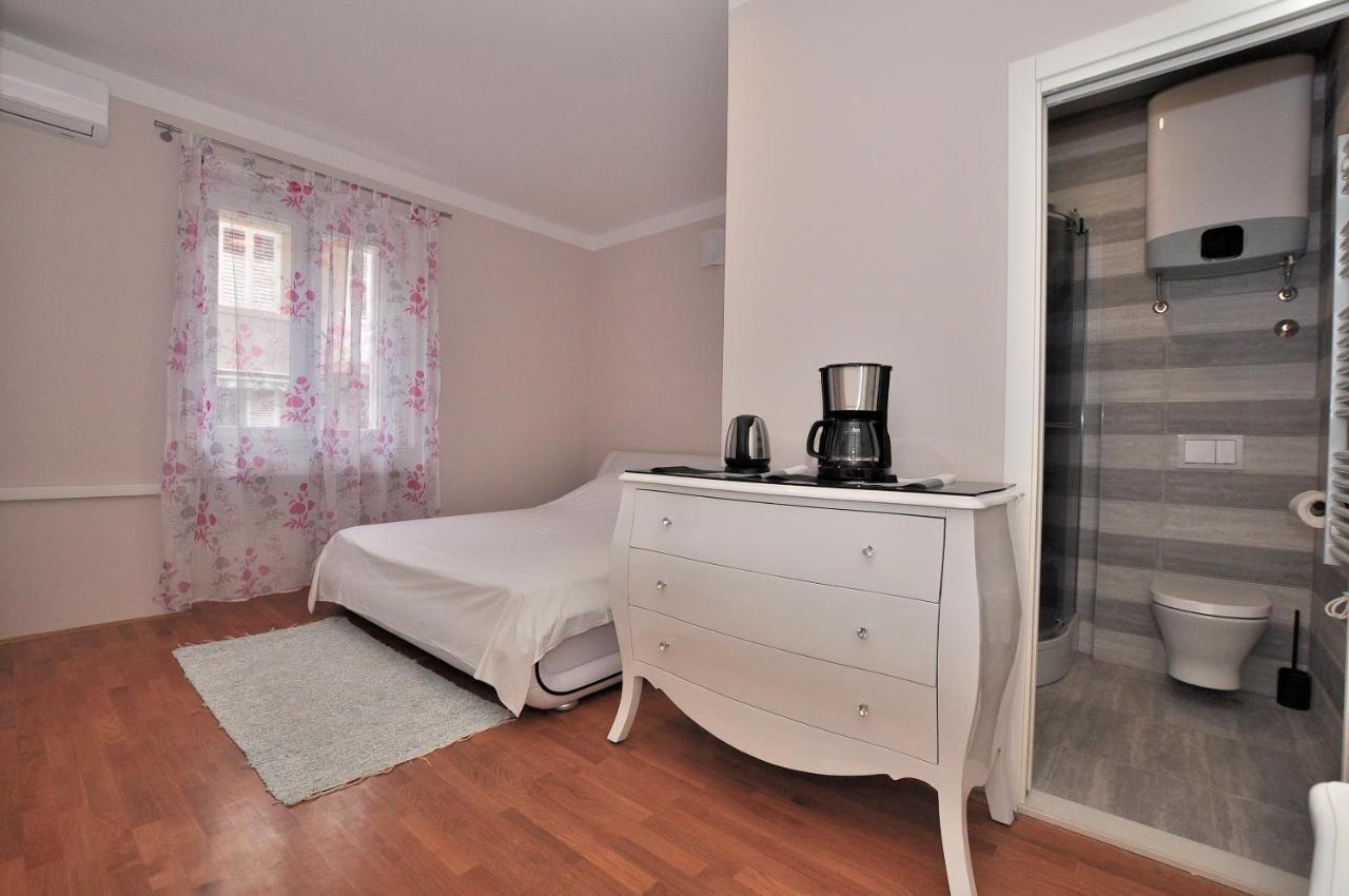 Bedroom With Bathroom Shower Split Extérieur photo